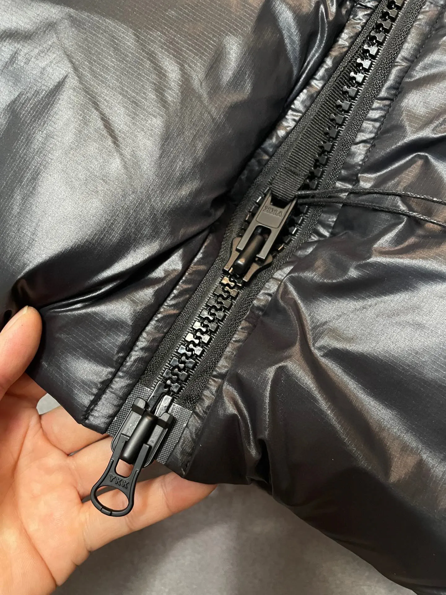 P780 Black Red Label Top Version 𝘾𝘼𝙉𝘼𝘿𝘼 𝙂𝙊𝙊𝙎𝙀/Canada Goose 2023 Limited New Crofton Puff Down Jacket Pure Guangzhou Inspection 95 White Duck Down Filling‼  Top version, ceiling level‼ Crofton soft bread, the latest style in 2023, has a cold protection effect of up to level 4. It is made of recycled Feather-Light tear-resistant fabric. It is ultra-light and has no weight on the upper body at all! The unique black label highlights your temperament‼  Canada Goose, a Canadian brand, has always been recognized as the warmest down jacket. Various Instagram celebrities, Internet celebrities, and celebrities often wear it for street photos. I do Canada Goose every year, but I still can’t get rid of my love for geese. No matter how cold the winter is, there is no need to be afraid, because there are geese! Filled with 80% white duck down, Canada Goose is the legendary warmest down jacket and is known as a must-have for Arctic outdoor sports! The most popular down jacket in the world, celebrities are rushing to buy it, it is a must-have! Same style for men and women Size: S-XXL